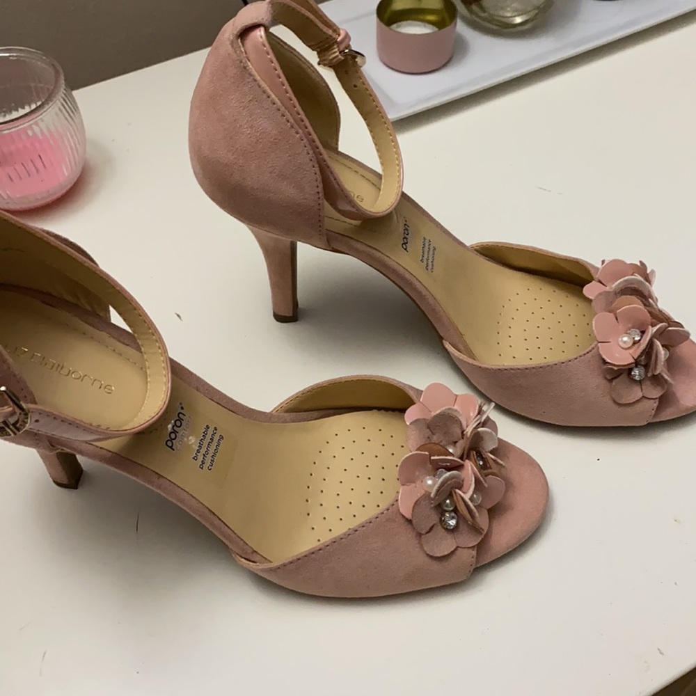 Pink heels with flower appliqué